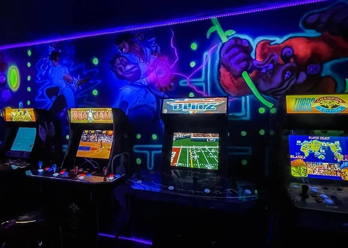 New By O'hare Airport With Indoor Pool, Sauna, And Arcade *