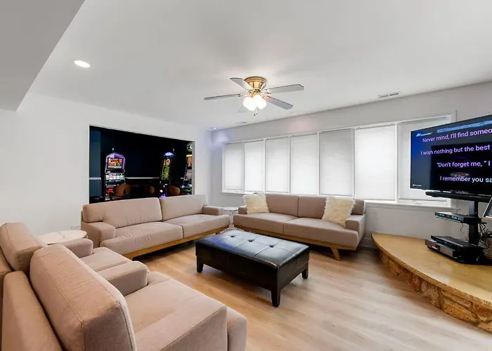New By O'hare Airport With Indoor Pool, Sauna, And Arcade Bensenville